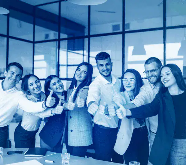 Equipo de trabajo usando plataforma de capital humano para gestión de talento