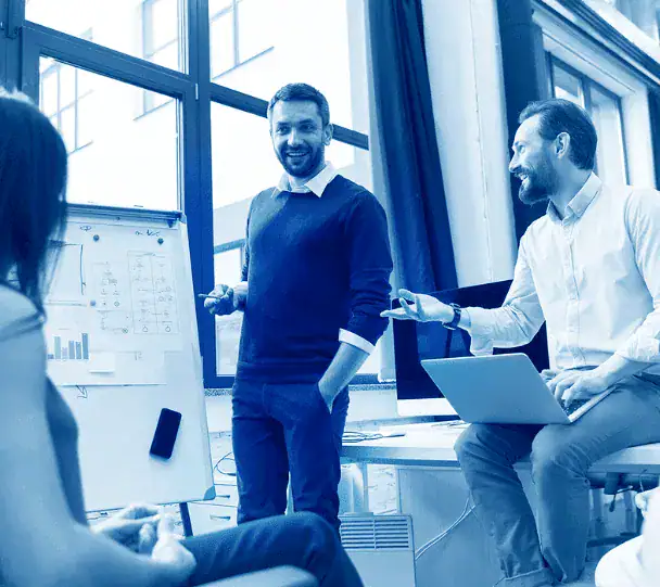 Equipo colaborando con plataforma de gestión de capital humano en reunión de trabajo