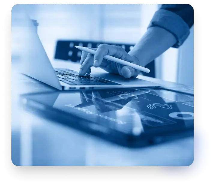 Persona usando software de gestión de recursos humanos para análisis de datos