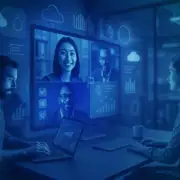 Equipo en trabajo híbrido colaborando entre oficina y remoto por videollamada