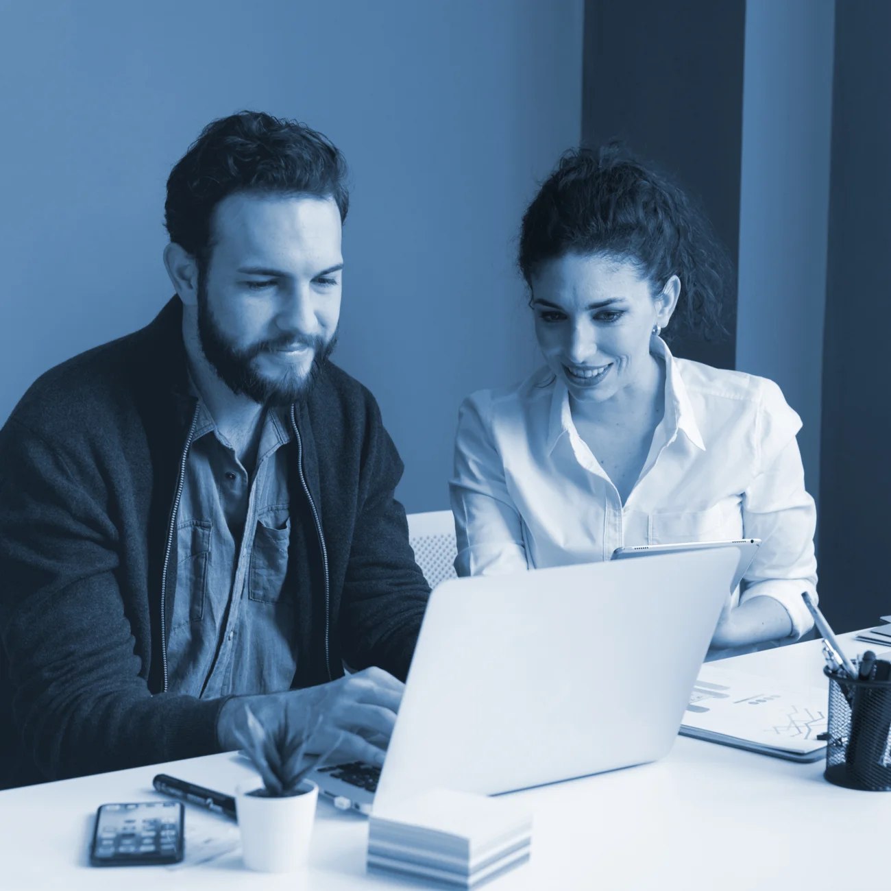 Profesionales revisando solicitud de vacaciones en software de control