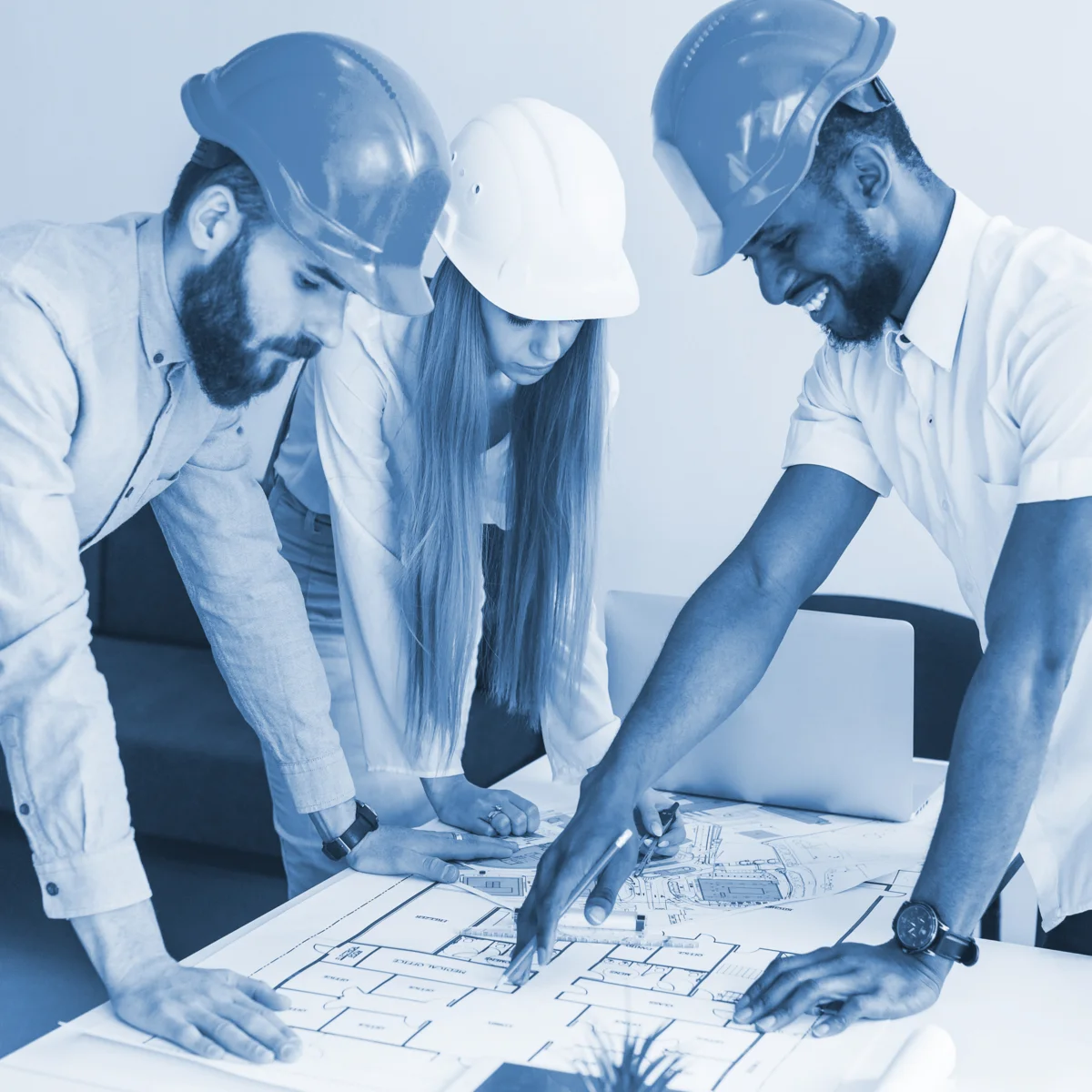 Equipo de trabajo analizando unos planos para construcción
